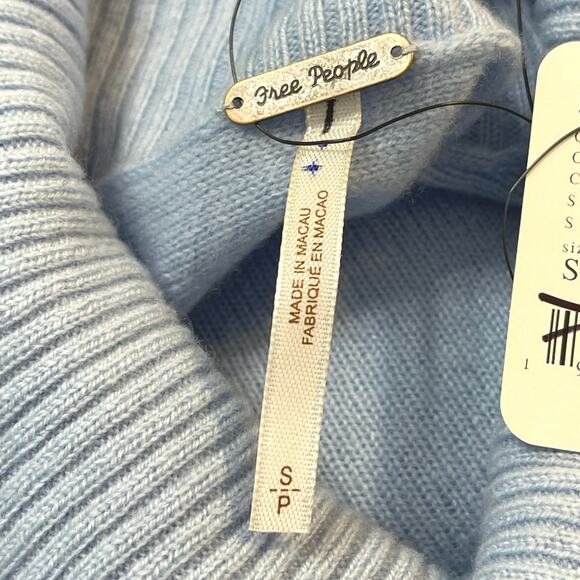 Free People Addie 100% Cashmere Turtleneck Sweater Light Blue Size Small NEW - Picture 9 of 9